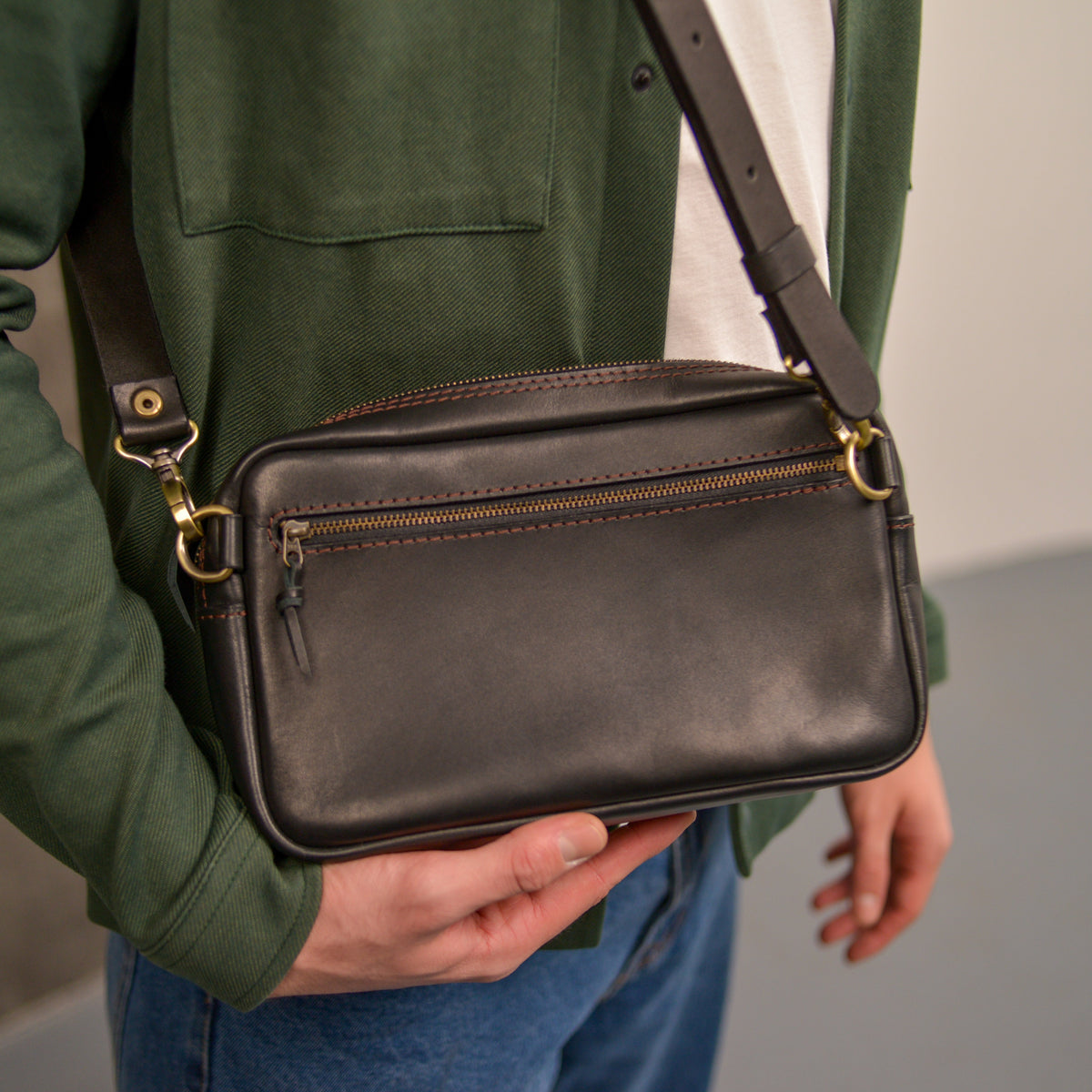 Black men shoulder bag, Handmade Leather Mens Bag Crossbody, Personalized Full Grain Leather bag